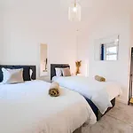 Central Home In Portsmouth- Hot Tub - Sleeps 10