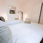 Central Home In Portsmouth- Hot Tub - Sleeps 10