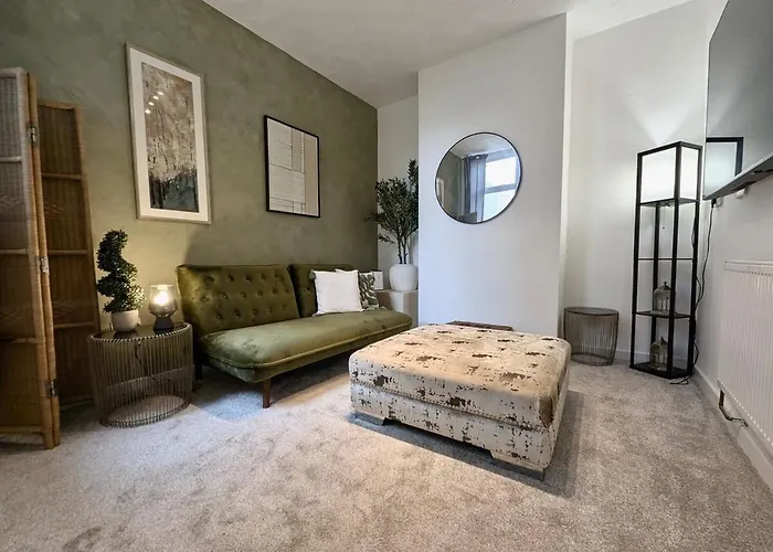 Central Home In Portsmouth- Hot Tub - Sleeps 10