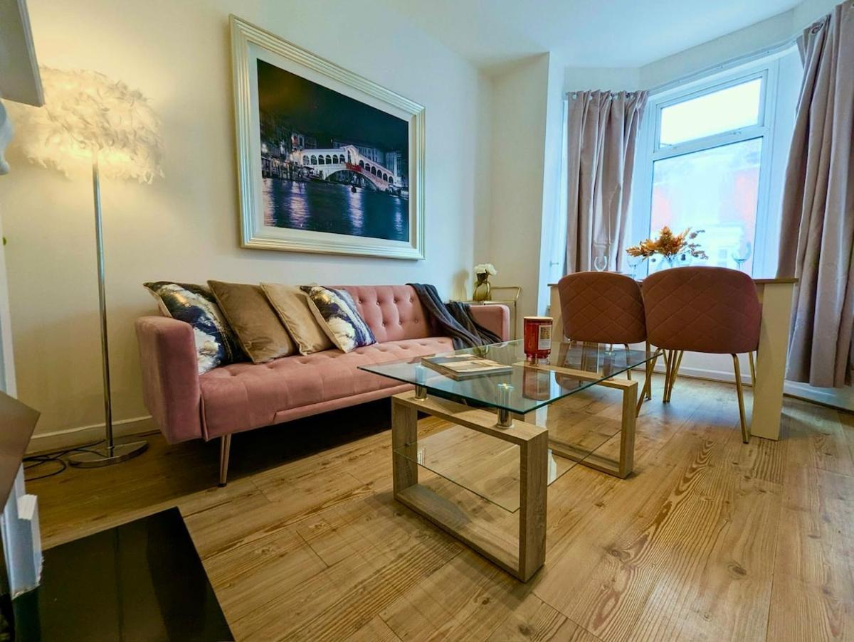 In Portsmouth- Hot Tub - Sleeps 10 Holiday home *