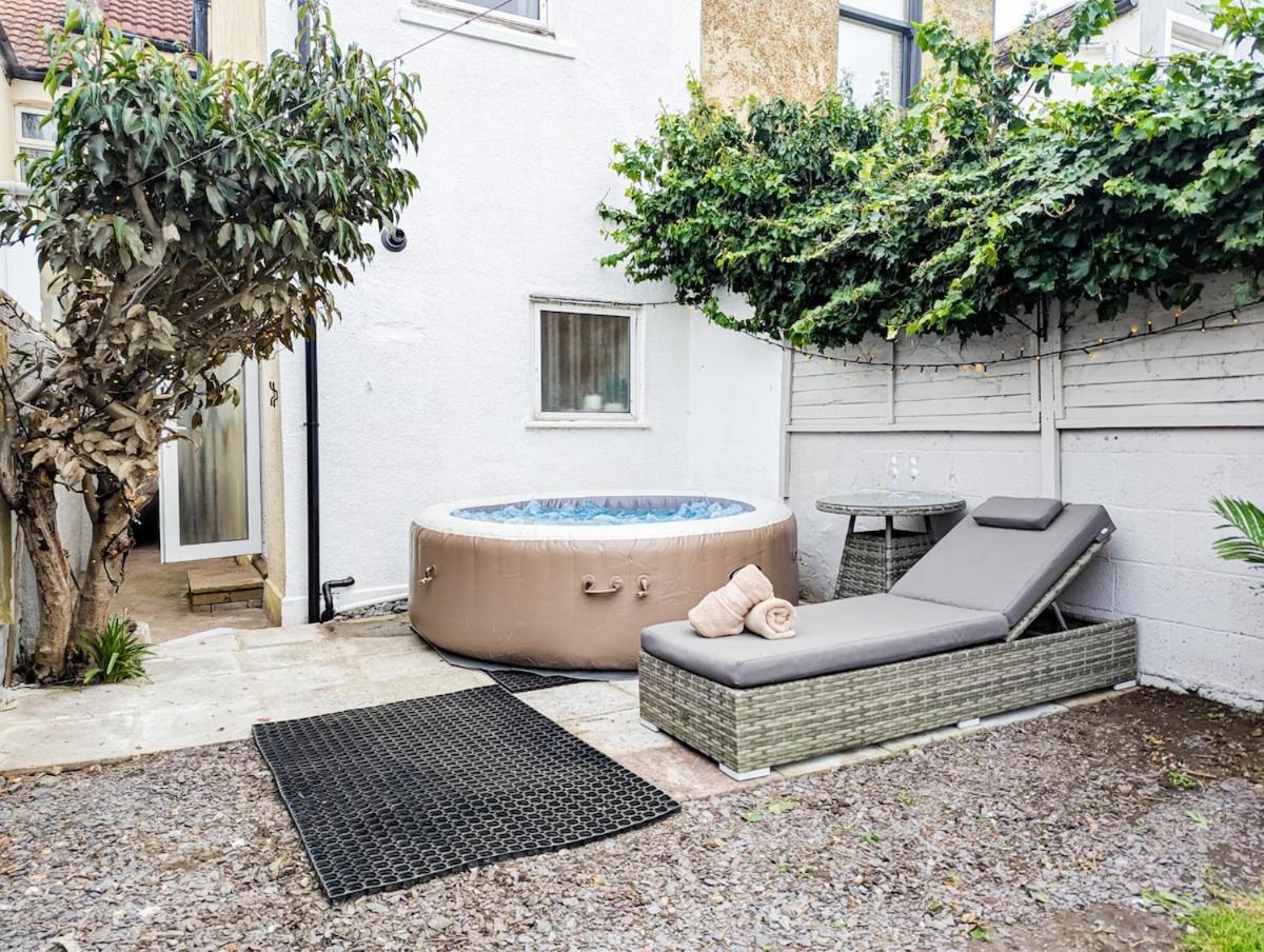 In Portsmouth- Hot Tub - Sleeps 10 Holiday home